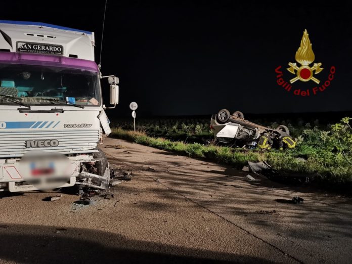 Auto contro un tir nella notte, giovane in gravi condizioni