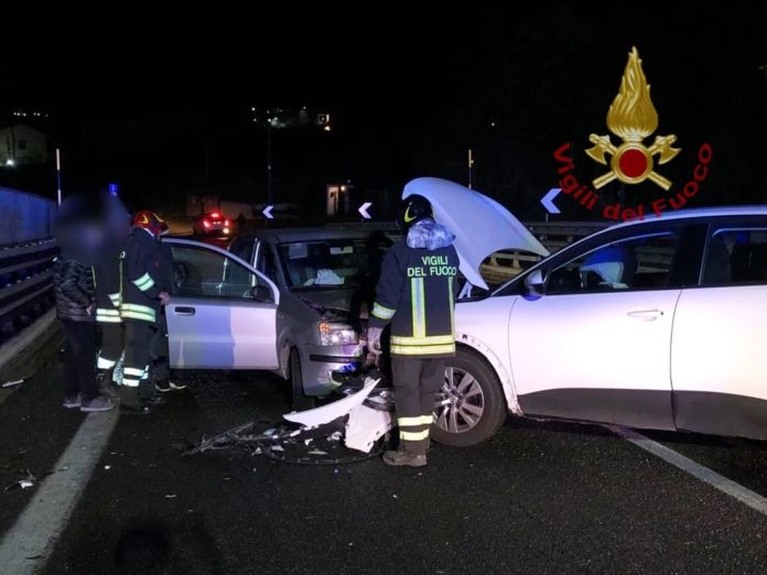 Scontro frontale nella notte: due feriti in ospedale