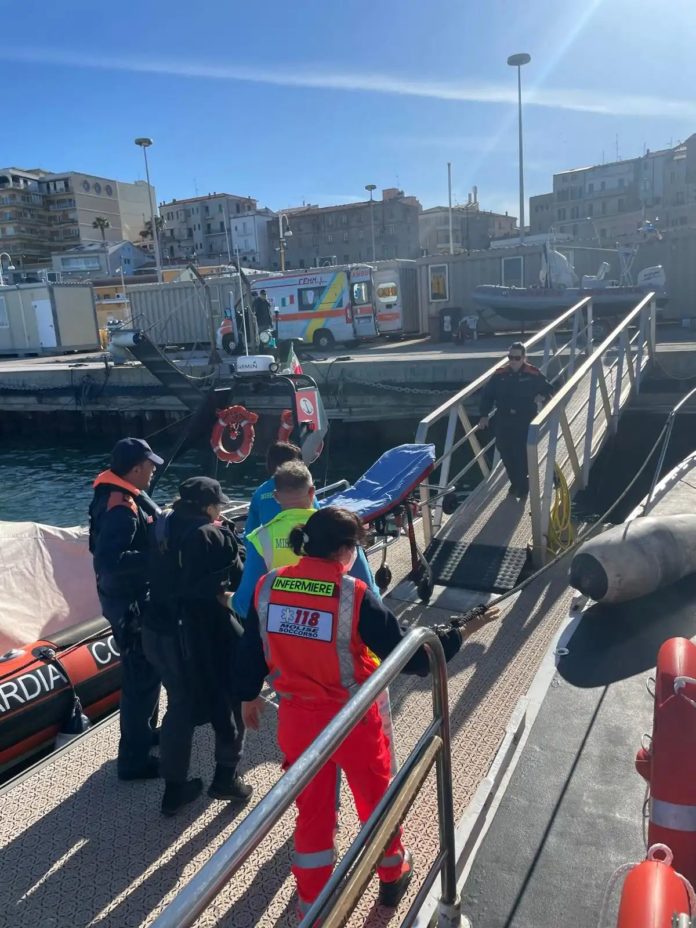 Donna soccorsa in mare su nave da crociera