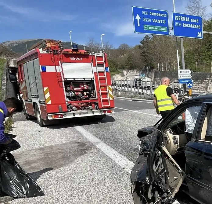 Isernia, paura sulla statale: auto contro tir, un ferito