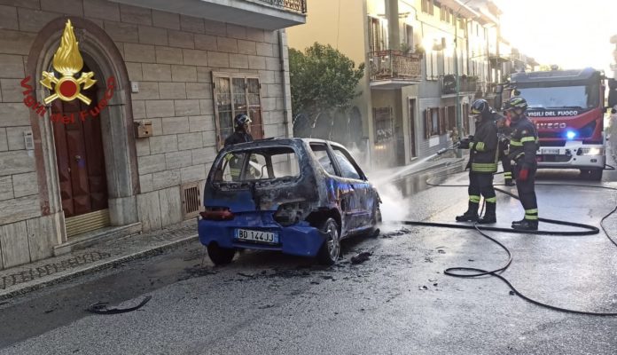 Auto in fiamme a Monteroduni, conducente illeso