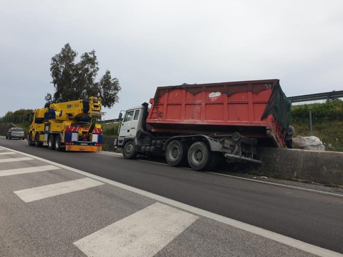 Termoli, camion esce fuori strada. Necessario l’intervento di una gru