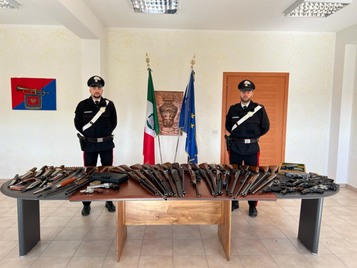 Minaccia la moglie e i carabinieri scoprono arsenale: denunciato “nonno Rambo” rambo