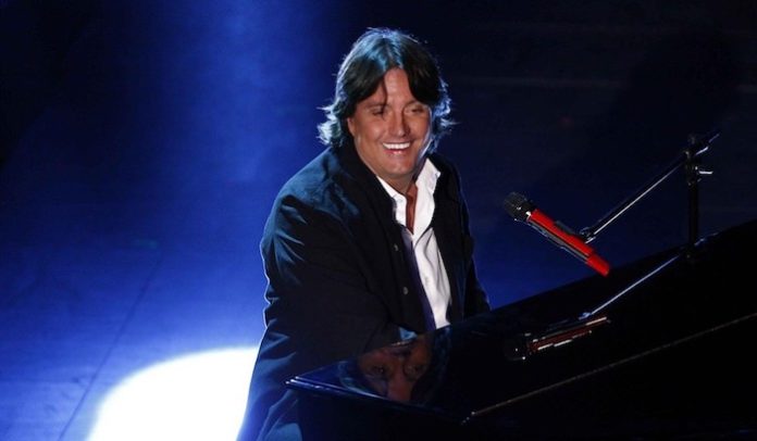 Cristiano De Andrè canta le canzoni del padre Fabrizio, il tour parte sabato da Termoli