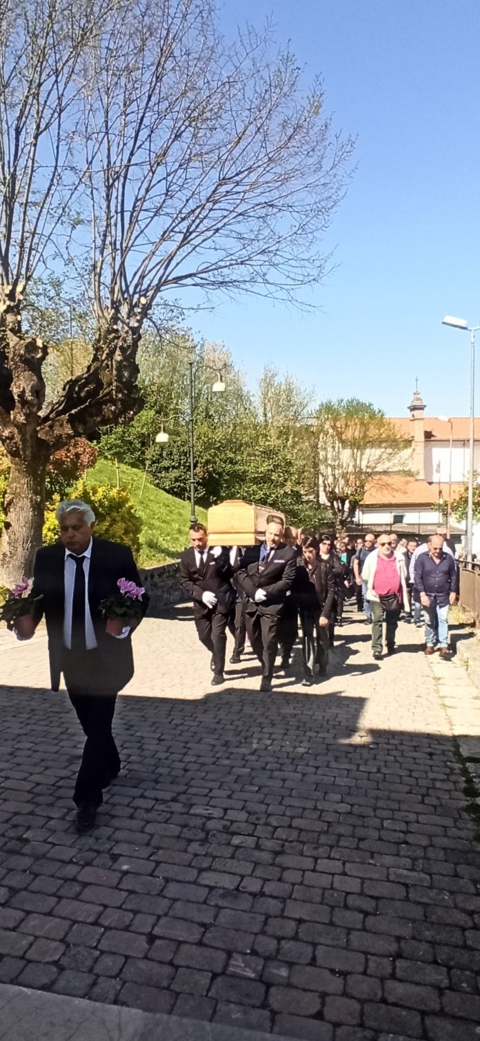“So che sarai sempre accanto a noi”, le parole della figlia al funerale di Claudio Amodeo, operaio morto nel cementificio di Guardiaregia