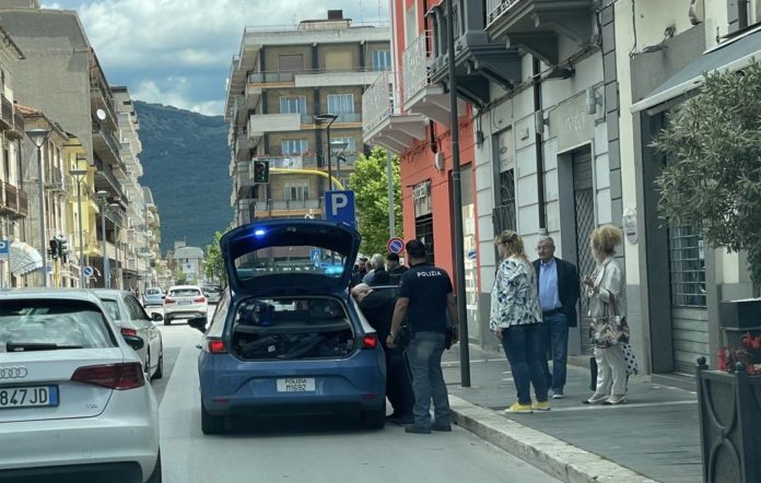 Incidente in Corso Garibaldi: un uomo colto da malore cade e si ferisce
