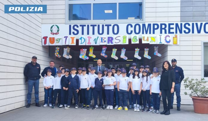 Il Questore Della Cioppa a scuola tra gli studenti