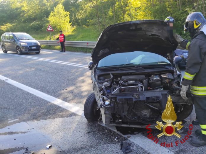 Frontale tra furgone a auto, una persona in ospedale