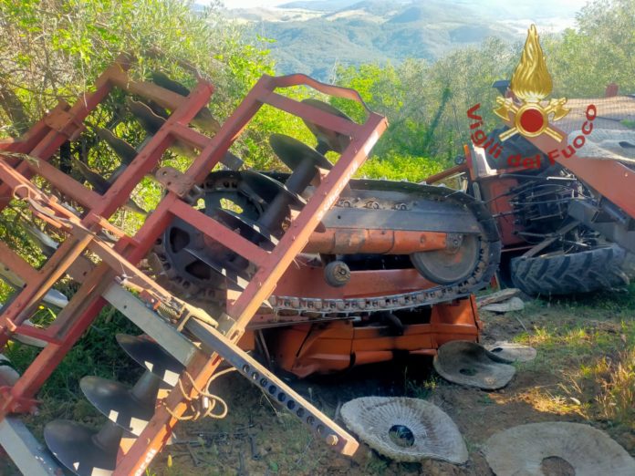 Tragedia nei campi a Lupara, trattore si ribalta: muore 78enne