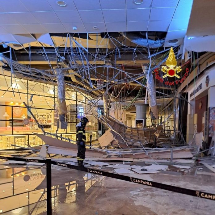 Tragedia sfiorata al centro commerciale Campania: crolla un soffitto