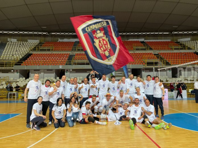 Volley, EnergyTime Spike Devils, è serie A3 dopo il successo a Reggio. Prova di assoluta sostanza per il team rossoblù in Calabria. Due parziali si chiudono ai vantaggi. All’opposto Zanettin il sigillo al traguardo. Stagione unica con double con la Coppa Italia. Maniscalco: «Exploit pieno»