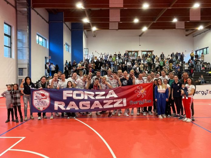 Volley, EnergyTime Spike Devils, ultima di regular season con successo. I rossoblù non lasciano scampo all’Acli Saet Roma