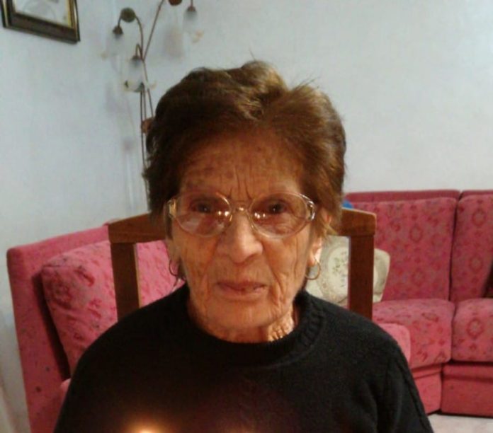 Anziana scomparsa a Torella, dopo 4 anni fiaccolata davanti alla sua abitazione