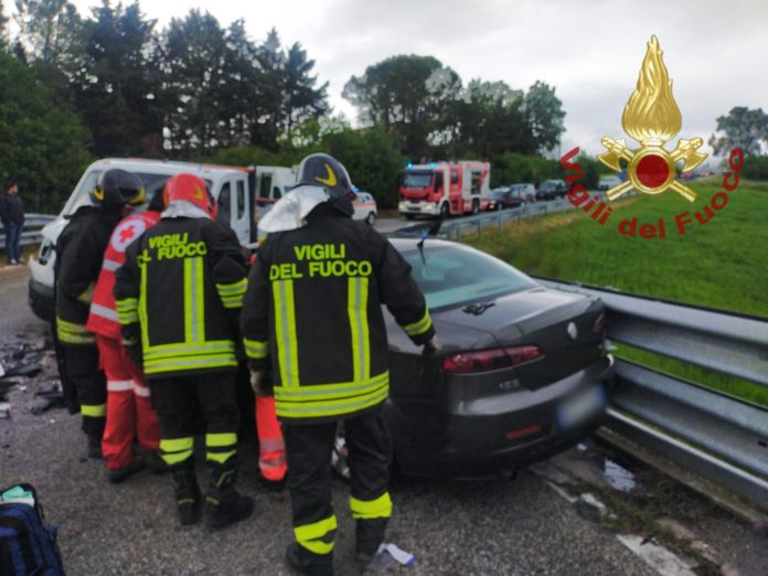Furgone contro auto, in gravi condizioni un giovane di 25 anni furgone contro auto