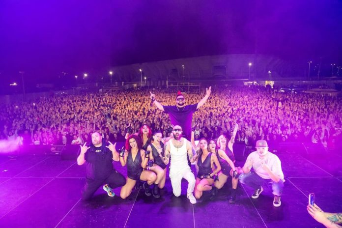 I Boomdabash conquistano Selva Piana: in seimila al concerto con tutte le loro hit