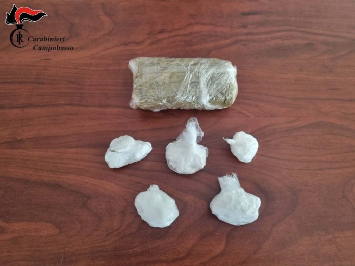 In auto con 101 grammi di hashish e 43 di cocaina, arrestato 40enne a Campomarino