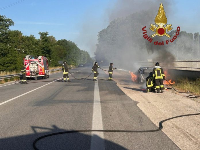 Auto a gpl in fiamme sulla Statale 17, arteria chiusa fino alla fine delle operazioni di spegnimento e bonifica
