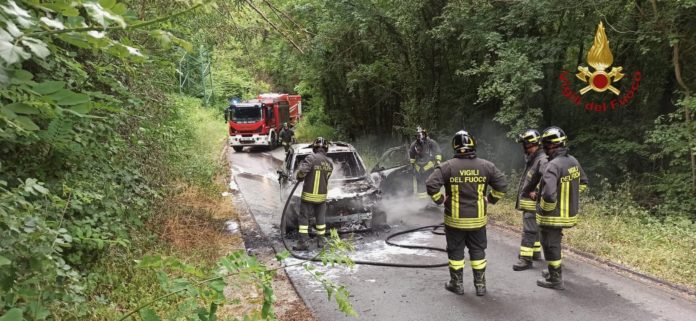 Incidente sulla Statale 87, una donna ferita. Carpinone, auto di turisti a fuoco