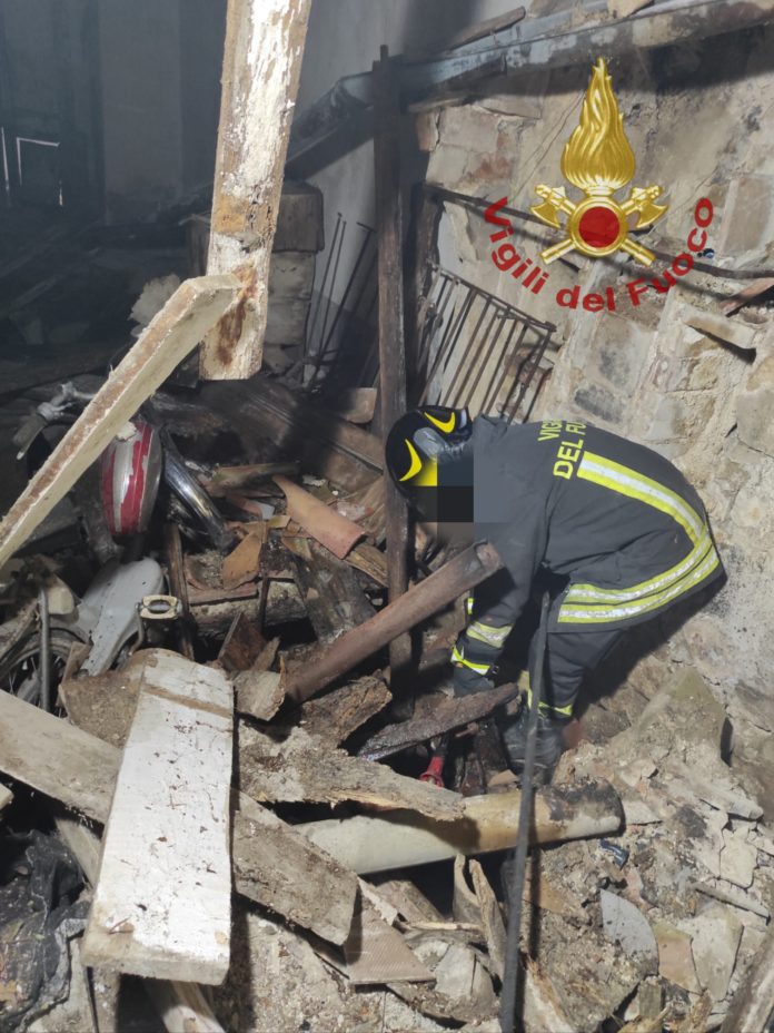 Castelmauro, crolla tetto di casa disabitata, nessun ferito: intervenuti i vigili del fuoco