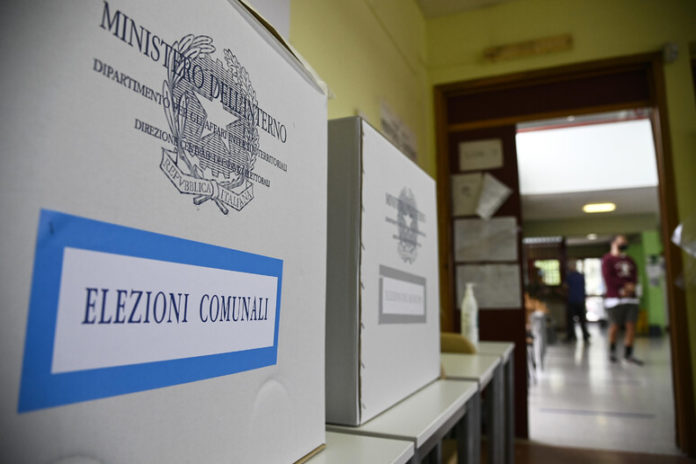 Fotografa la scheda nella cabina elettorale, intervengono le forze dell’ordine