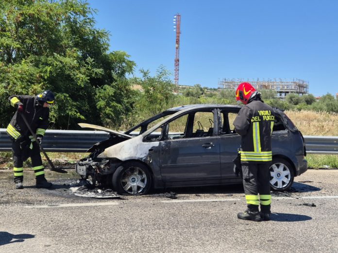 Auto a fuoco sulla Statale 87 a pochi metri dal casello autostradale di Termoli