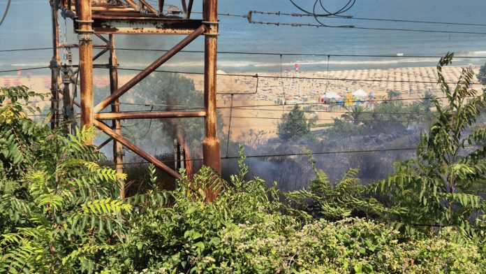 In fiamme il costone di Rio Vivo a Termoli, i vigili del fuoco sul posto con l’autoscala