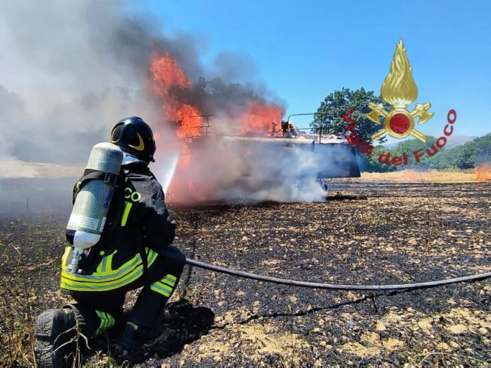 Incendio a Baranello: fiamme distruggono una mietitrebbia e un campo di grano