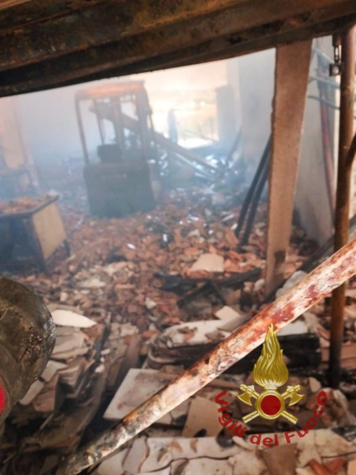 Larino: incendio distrugge capannone agricolo