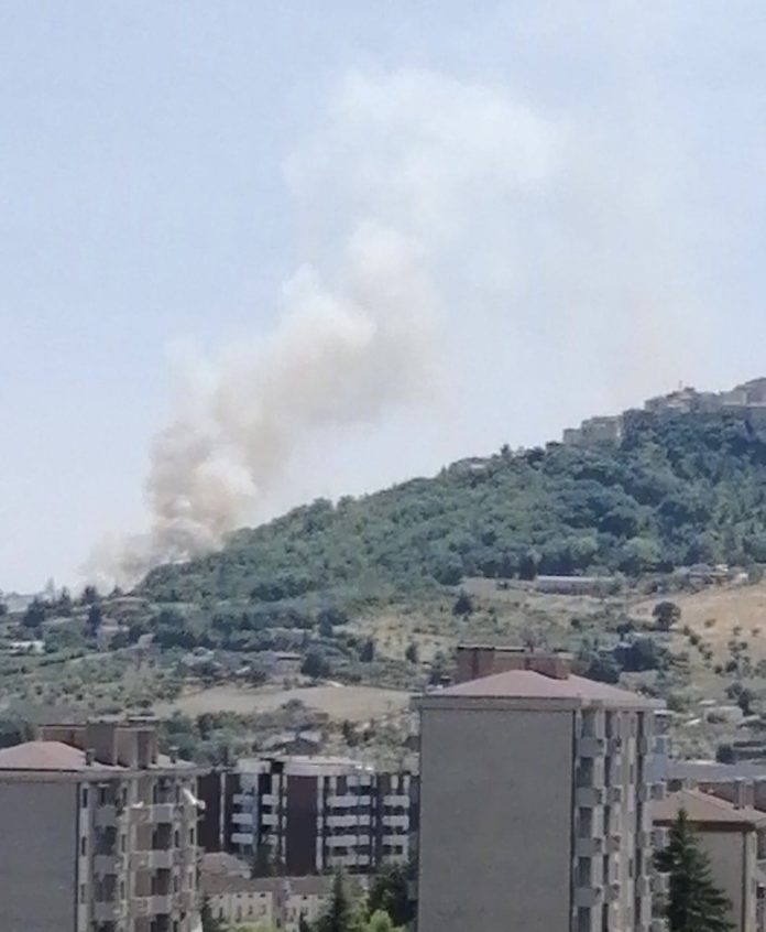 Vasto incendio alle porte di Ferrazzano, colonna di fumo visibile da lontano