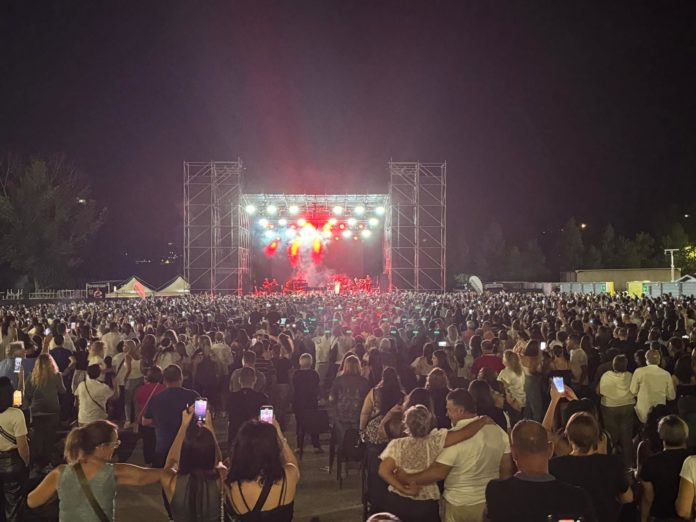 Gigi D’Alessio strega il pubblico di Selva Piana: due ore di show con tutti i suoi successi