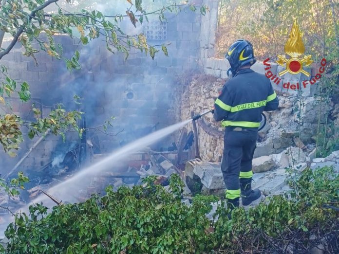 Incendio alle porte di Ferrazzano, Vigili del fuoco e Protezione civile al lavoro per ore