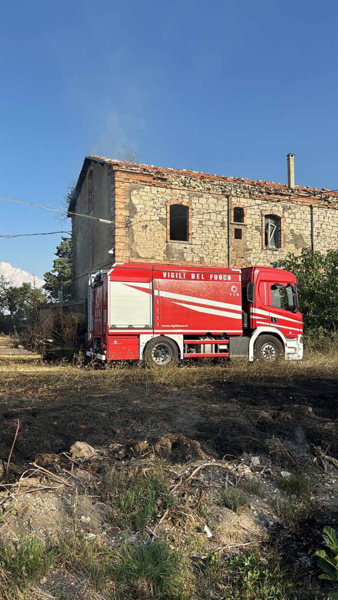 Ripabottoni: paura per un vasto incendio. Distrutta una masseria disabitata, in azione vigili del fuoco e Canadair
