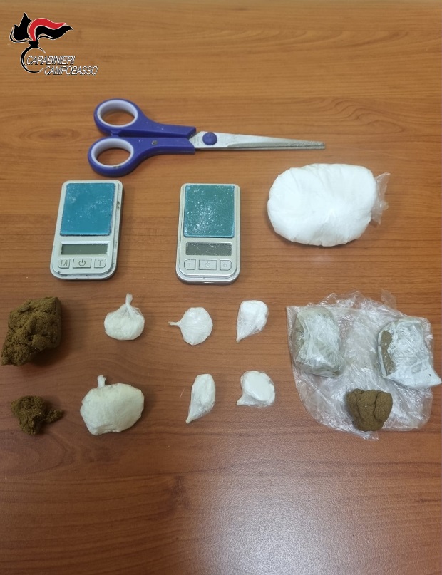 In casa oltre 50 grammi di droga tra cocaina e hashish, arrestato 23enne