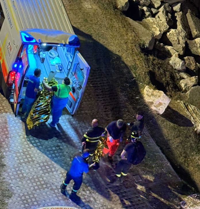 Termoli, giovane minaccia di buttarsi in mare: salvato dai vigili del fuoco