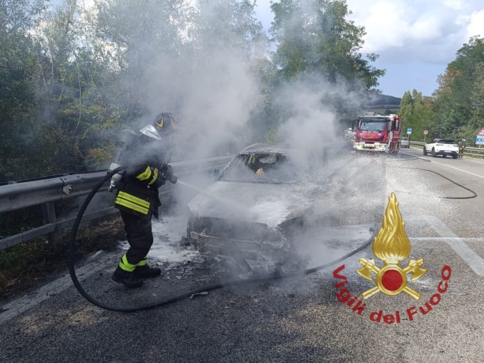 Vigili del Fuoco da Campobasso impegnati nel casertano per ricerche di madre e figlio dispersi. In Molise intervento per auto in fiamme