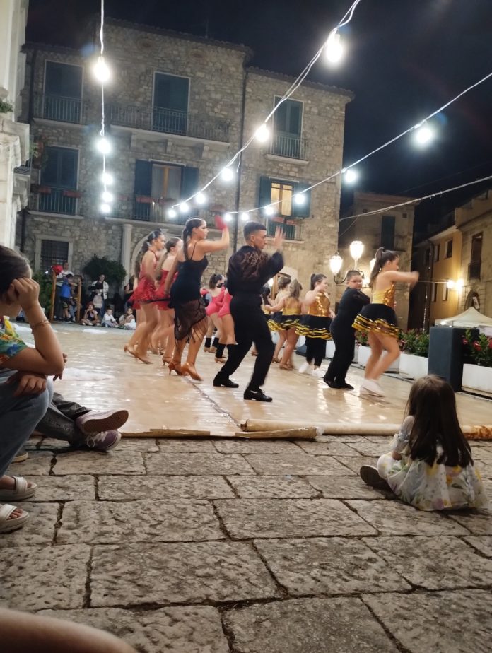 Sold out per la quindicesima edizione de “La scalinata dei sapori”: un fiume di gente nel centro storico