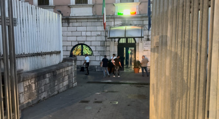 Tensione in carcere a Campobasso, detenuto sale sul tetto per protesta e un altro aggredito e portato in ospedale. Nessuna rivolta