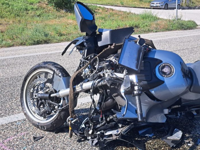 Schianto sulla Statale 17: motociclista finisce contro un’auto, è grave statale 17