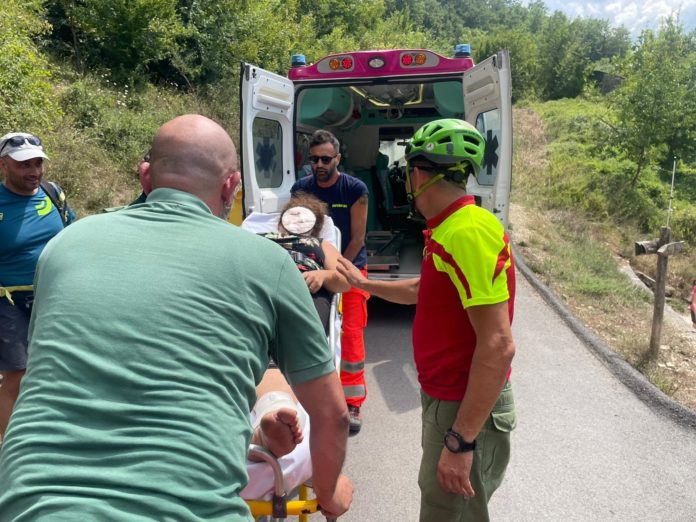 Scivola lungo un sentiero alle cascate di Carpinone, donna aiutata da Vigili del Fuoco e Soccorso Alpino