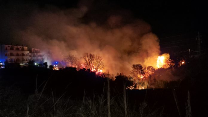Termoli, incendio a Colle Macchiuzzo: paura e gente in strada