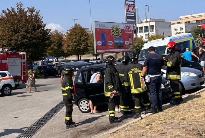 Termoli, anziana si sente male alla guida e travolge auto in sosta