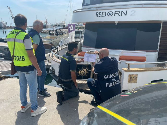 Barca a uso commerciale: contestata la violazione delle leggi doganali, scatta il sequestro