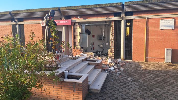 Banditi fanno esplodere nella notte sportello bancomat a Portocannone