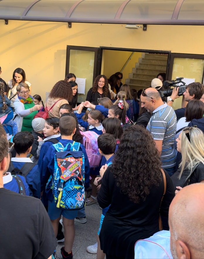 Gli studenti ritornano a scuola, emozioni e propositi al suono della campanella