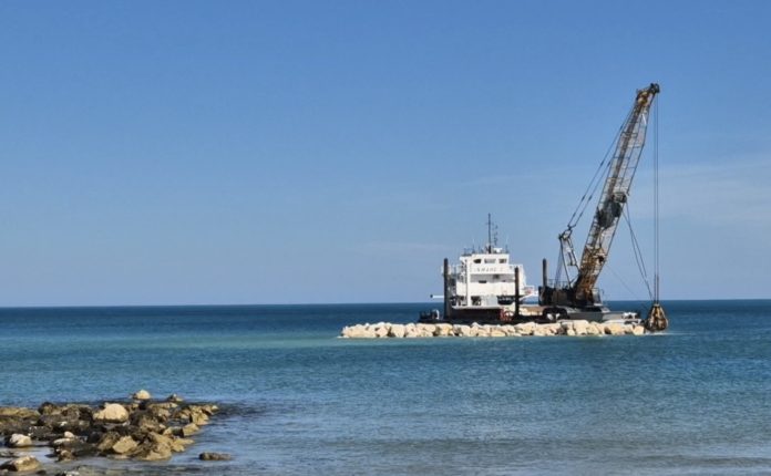 Nuove scogliere per combattere l’erosione, ripresi i lavori dopo la pausa estiva