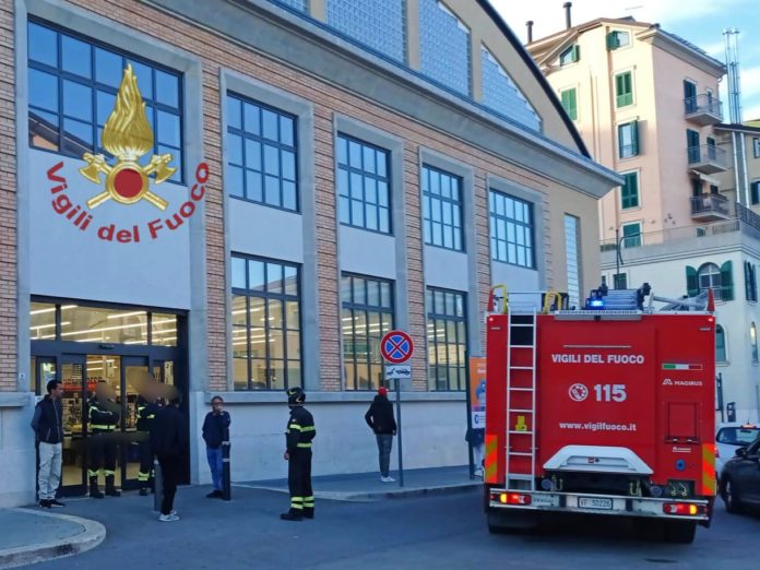 Campobasso, entrano per rubare in supermercato e spruzzano spray urticante contro cassiere. Sul posto Polizia e Vigili del Fuoco
