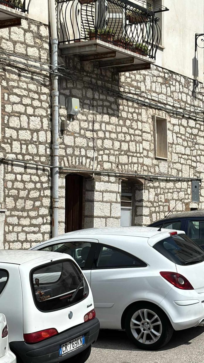 Donna trovata morta due mesi dopo il decesso: esclusa aggressione, probabile malore