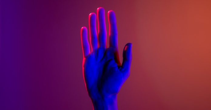 Giornata internazionale lingue dei segni, il municipio a Termoli colorato di blu