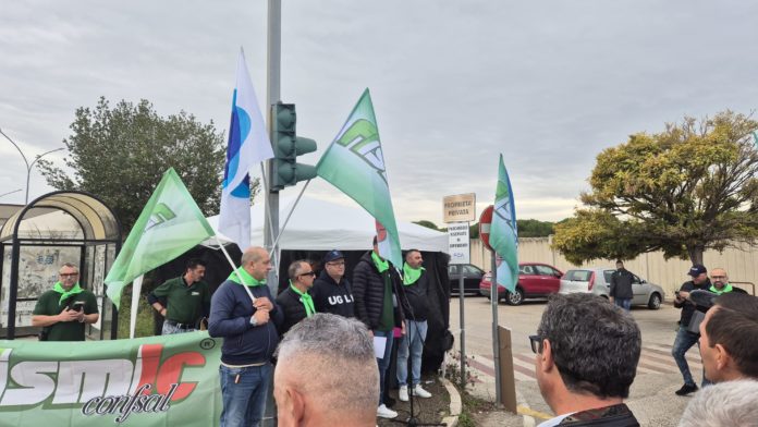 Stellantis, manifestazione davanti ai cancelli della fabbrica di Termoli. Molti anche i sindaci