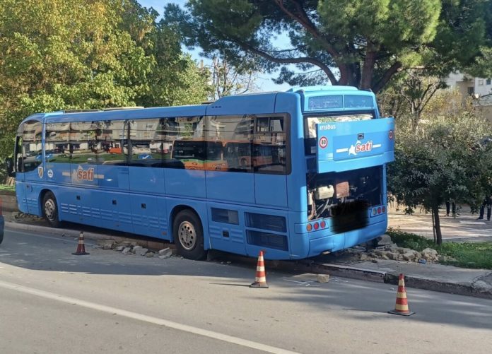 Termoli: bus con studenti a bordo esce fuori strada e impatta contro un muretto